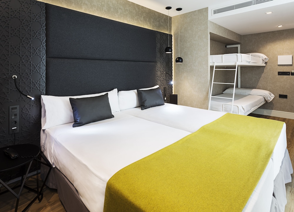 Catalonia Giralda Hotel — Hotel rooms in Seville, Andalusia