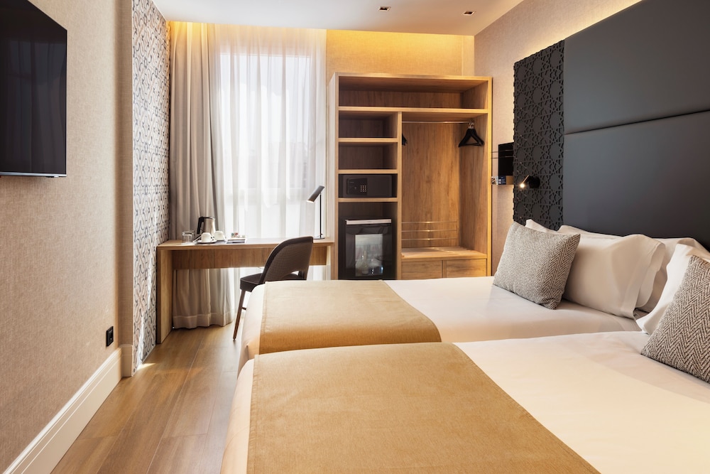 Catalonia Giralda Hotel — Hotel rooms in Seville, Andalusia