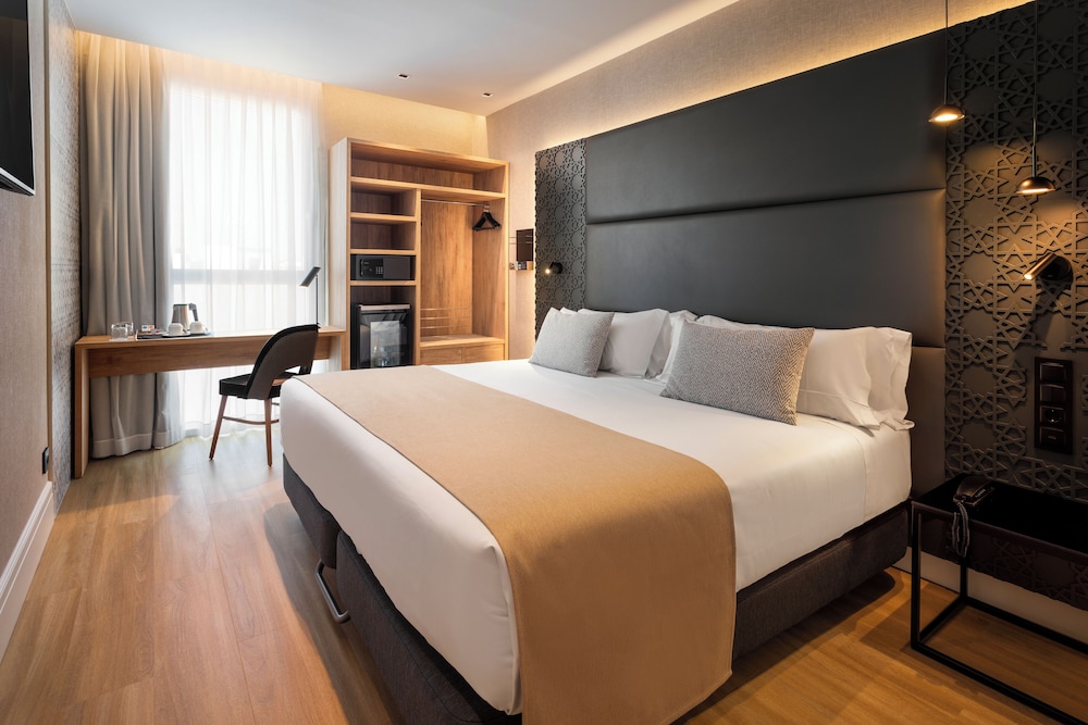 Catalonia Giralda Hotel — Hotel rooms in Seville, Andalusia