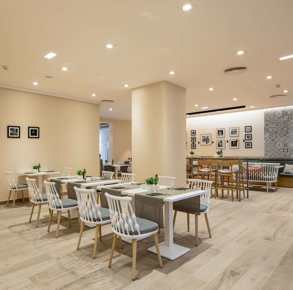 Catalonia Giralda Hotel — Restaurant & bars in Seville, Andalusia