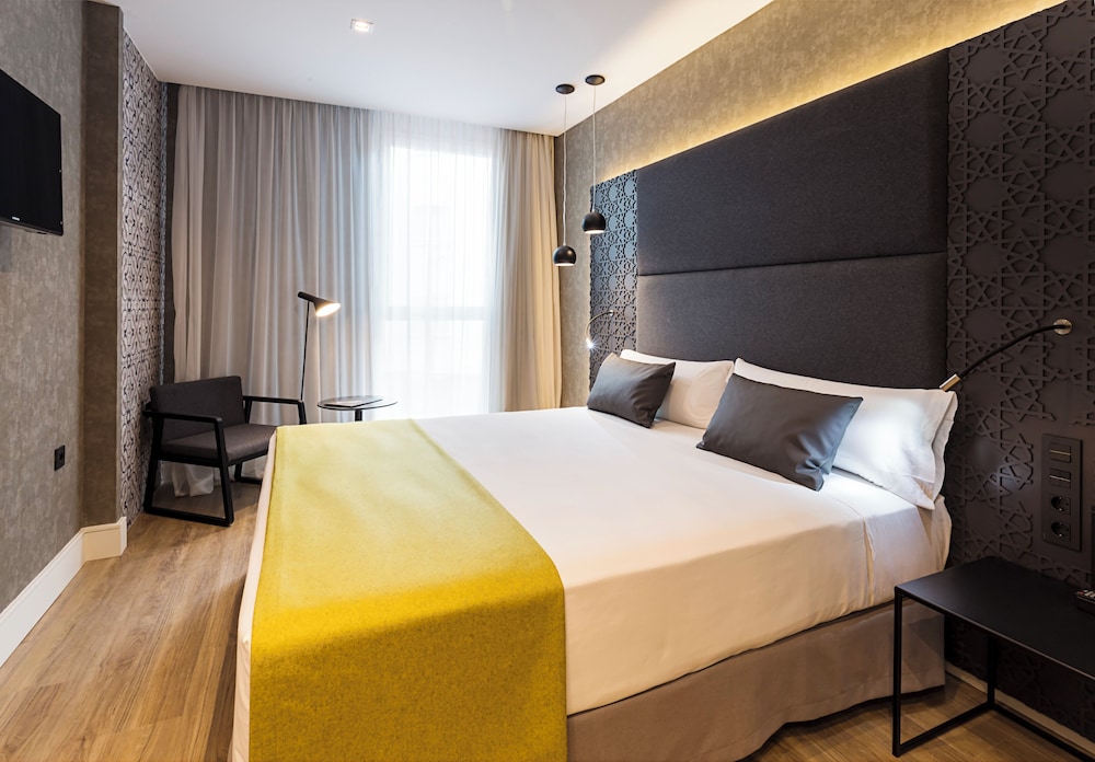 Catalonia Giralda Hotel — Hotel rooms in Seville, Andalusia