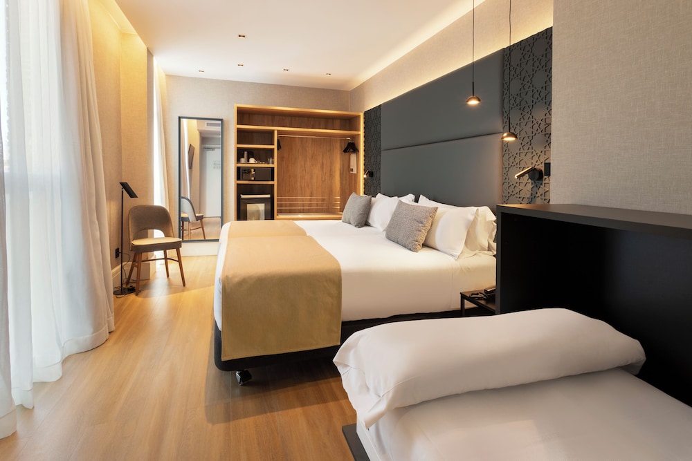 Catalonia Giralda Hotel — Hotel rooms in Seville, Andalusia