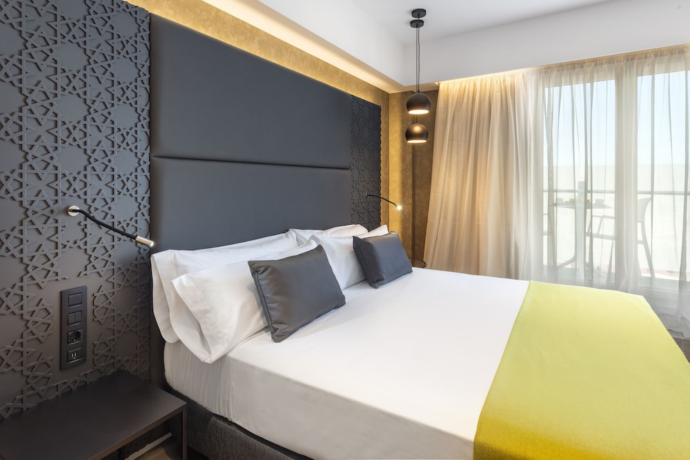 Catalonia Giralda Hotel — Hotel rooms in Seville, Andalusia