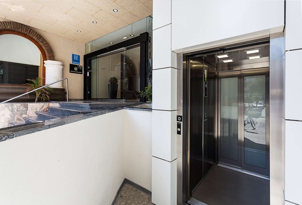 Catalonia Giralda Hotel — Hotel building in Seville, Andalusia