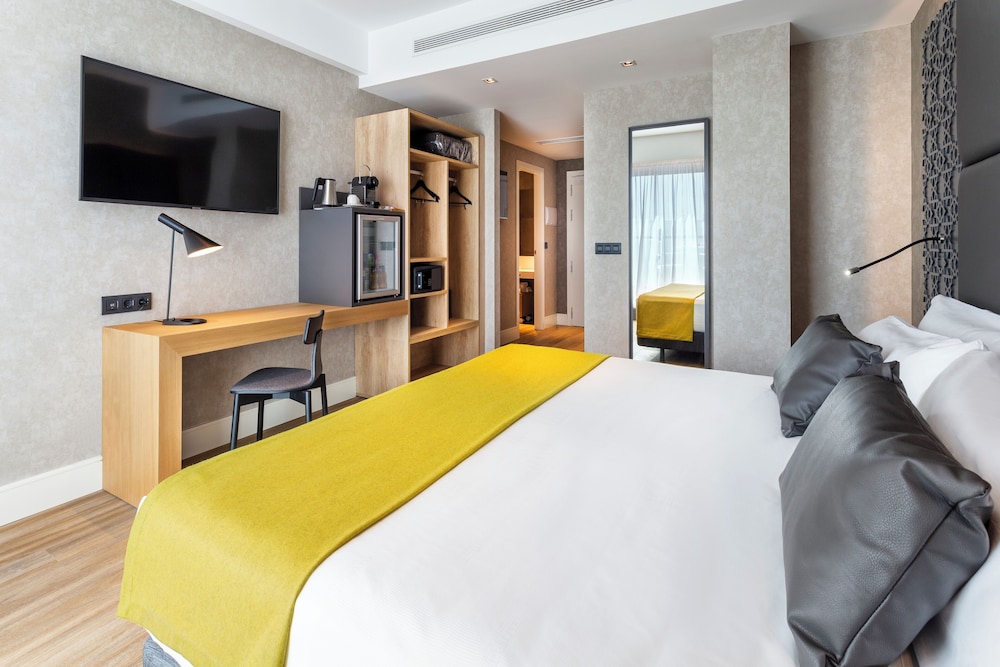Catalonia Giralda Hotel — Hotel rooms in Seville, Andalusia