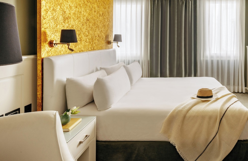 Hotel Colón Gran Meliá — Hotel rooms in Seville, Andalusia