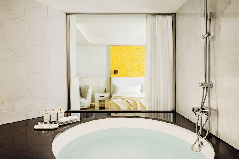 Hotel Colón Gran Meliá — Hotel rooms in Seville, Andalusia