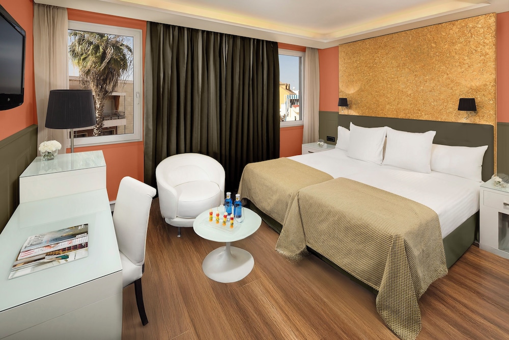 Hotel Colón Gran Meliá — Hotel rooms in Seville, Andalusia