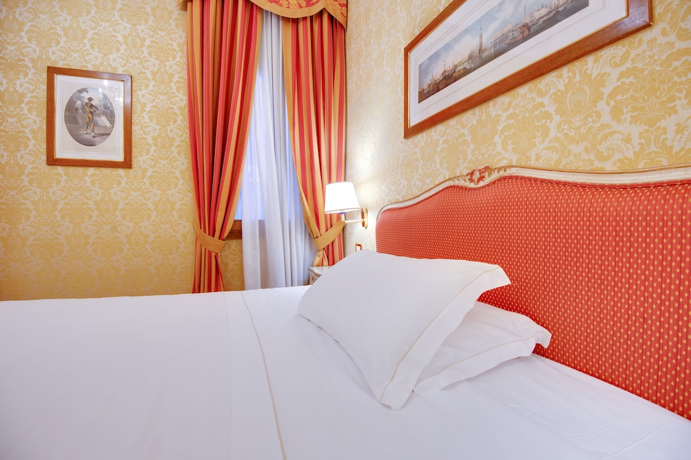Hotel Antiche Figure — Hotel rooms in Venice, Veneto