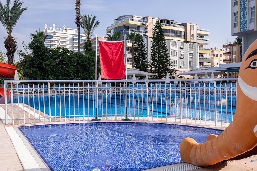 Prestige Alanya ( Ex. Euphoria Comfort Beach Alanya ) - All inclusive — Swimming pool in Alanya