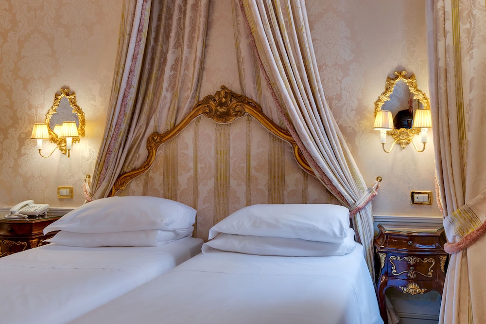 Hotel Canal Grande — Hotel rooms in Venice, Veneto