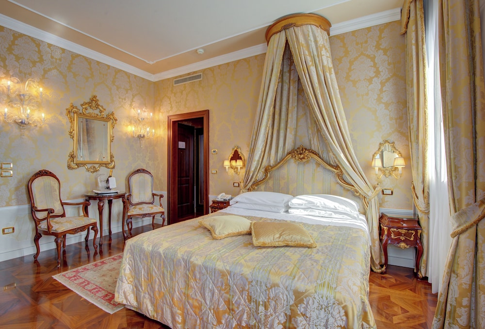 Hotel Canal Grande — Hotel rooms in Venice, Veneto