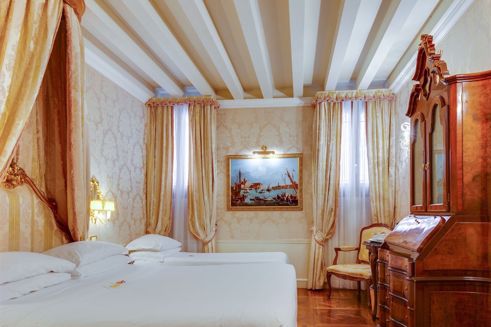 Hotel Canal Grande — Hotel rooms in Venice, Veneto