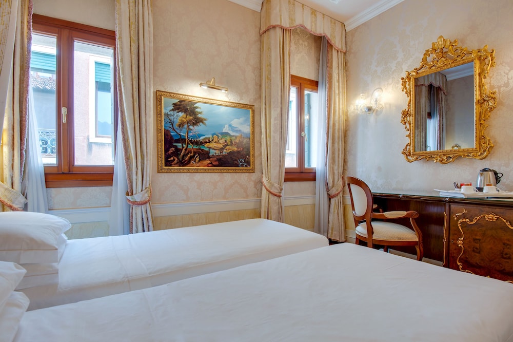Hotel Canal Grande — Hotel rooms in Venice, Veneto