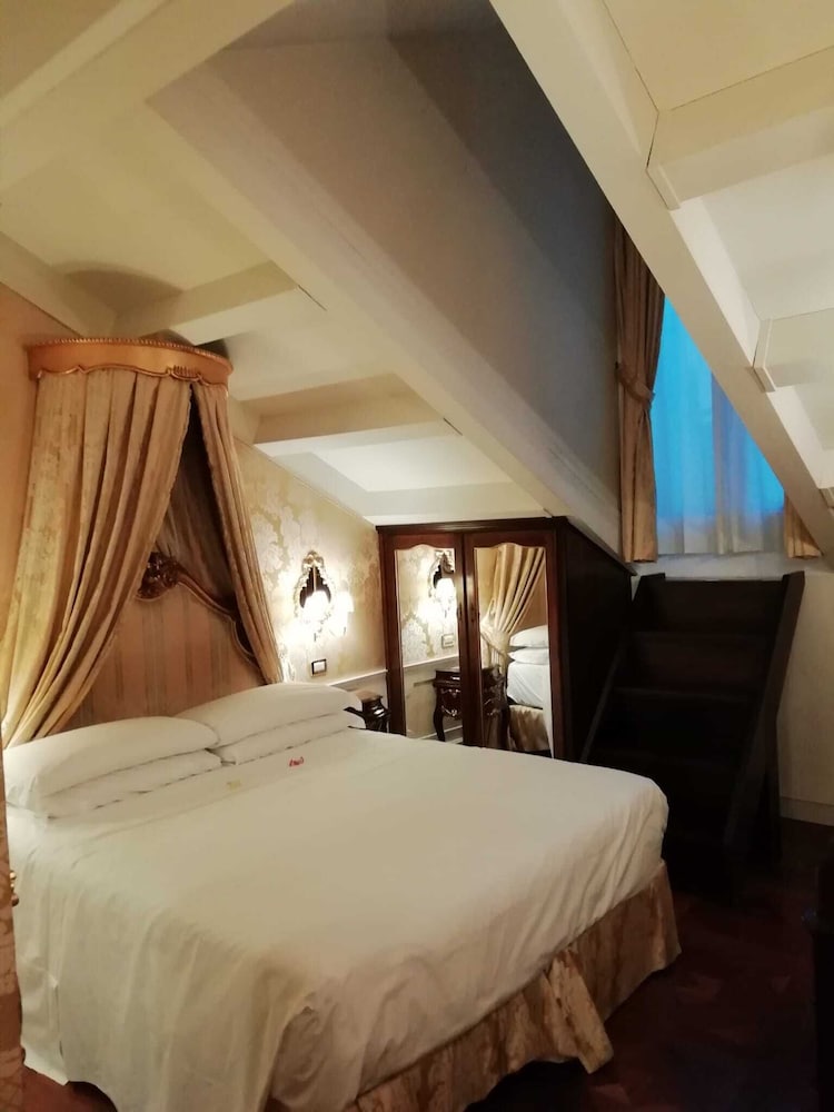 Hotel Canal Grande — Hotel rooms in Venice, Veneto