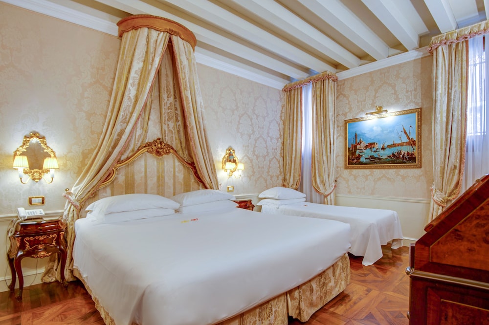 Hotel Canal Grande — Hotel rooms in Venice, Veneto