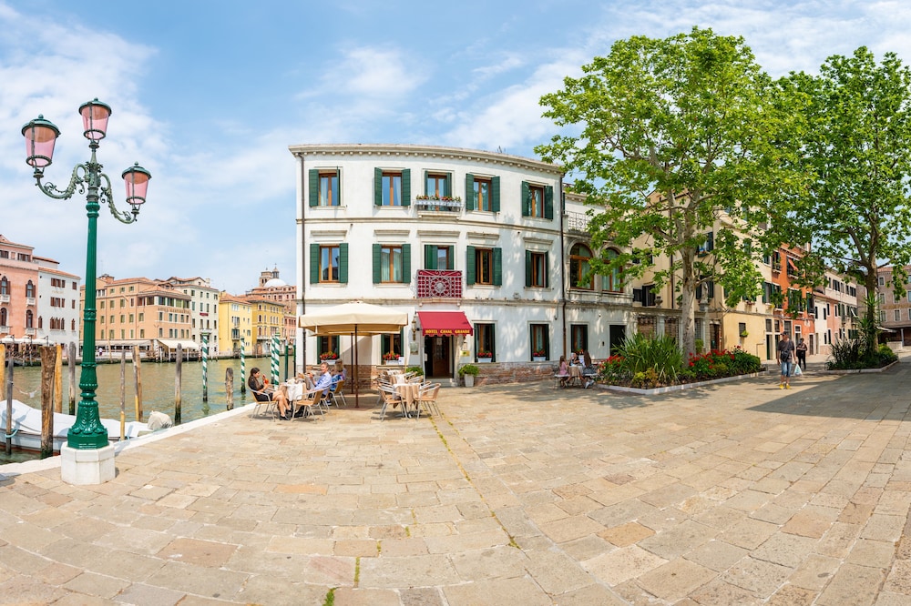 Hotel Canal Grande — Hotel building in Venice, Veneto