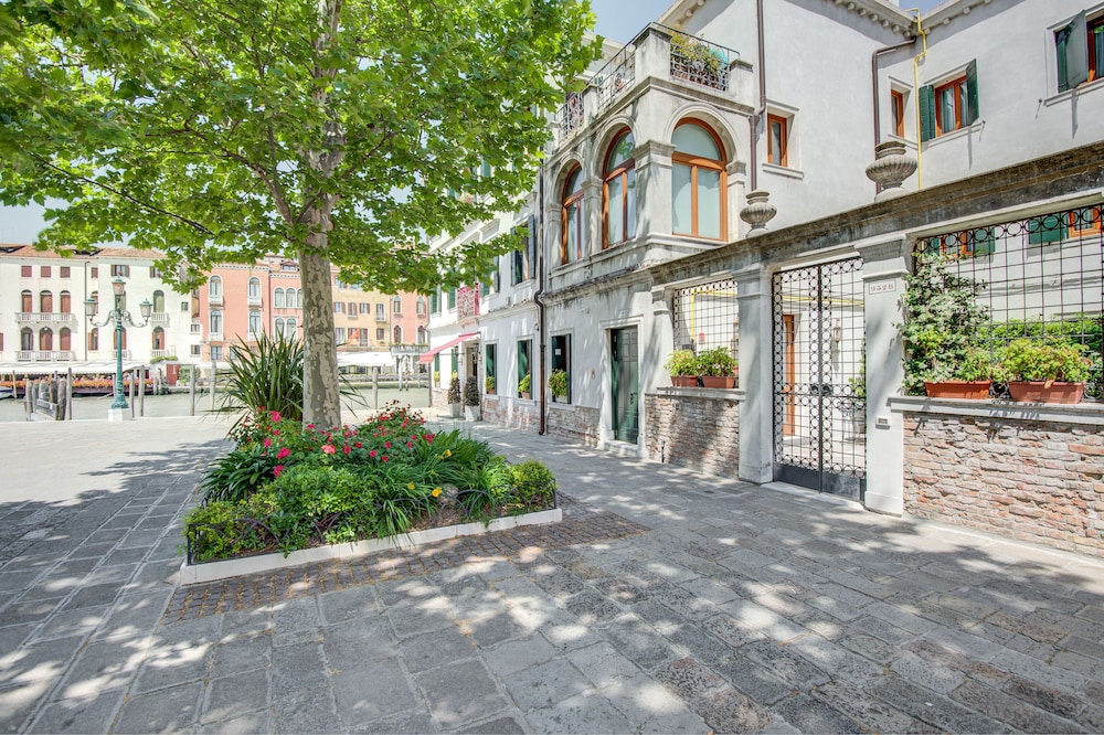 Hotel Canal Grande — Hotel building in Venice, Veneto