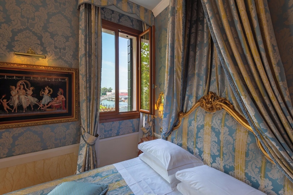 Hotel Canal Grande — Hotel rooms in Venice, Veneto