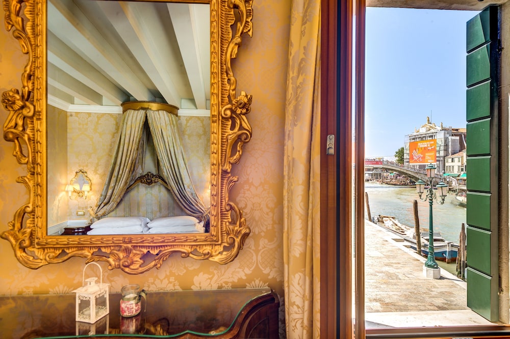 Hotel Canal Grande — Hotel rooms in Venice, Veneto