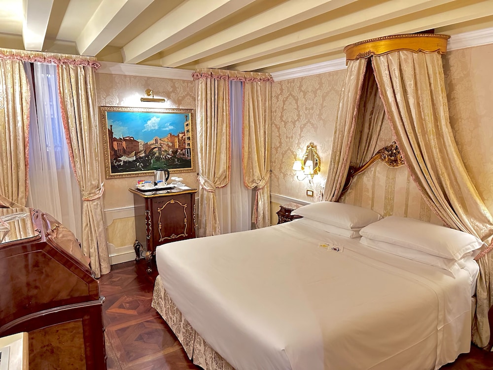 Hotel Canal Grande — Hotel rooms in Venice, Veneto