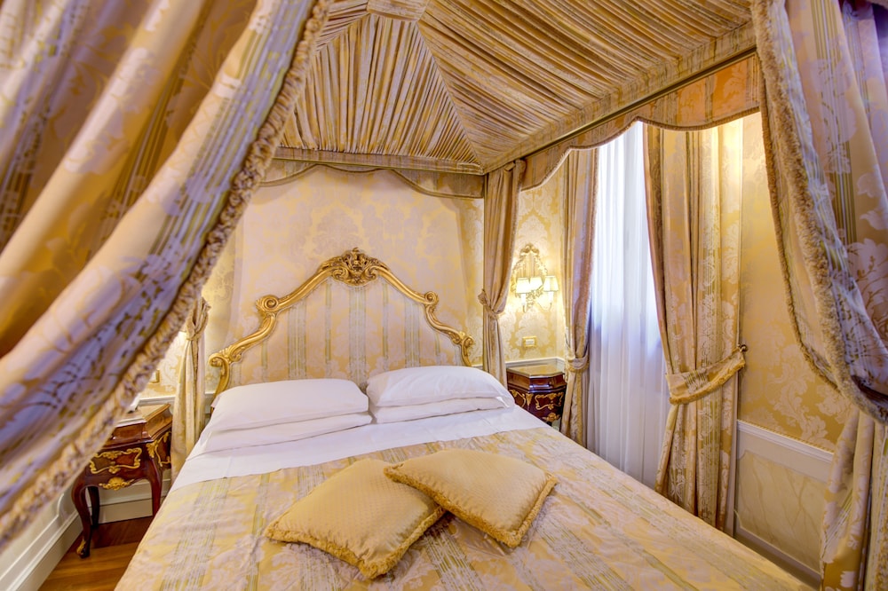 Hotel Canal Grande — Hotel rooms in Venice, Veneto