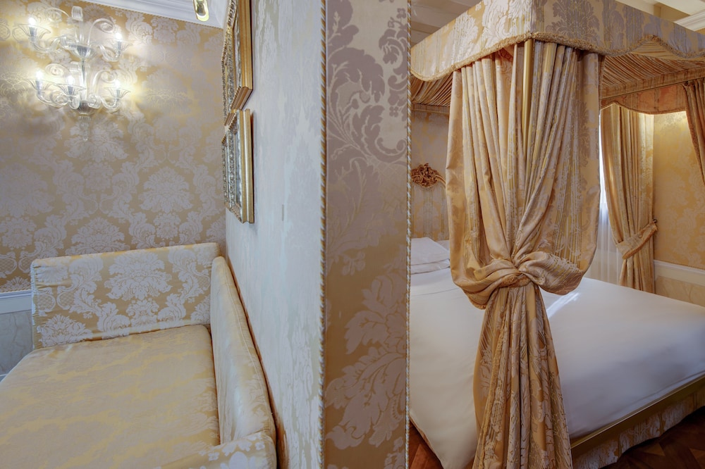 Hotel Canal Grande — Hotel rooms in Venice, Veneto
