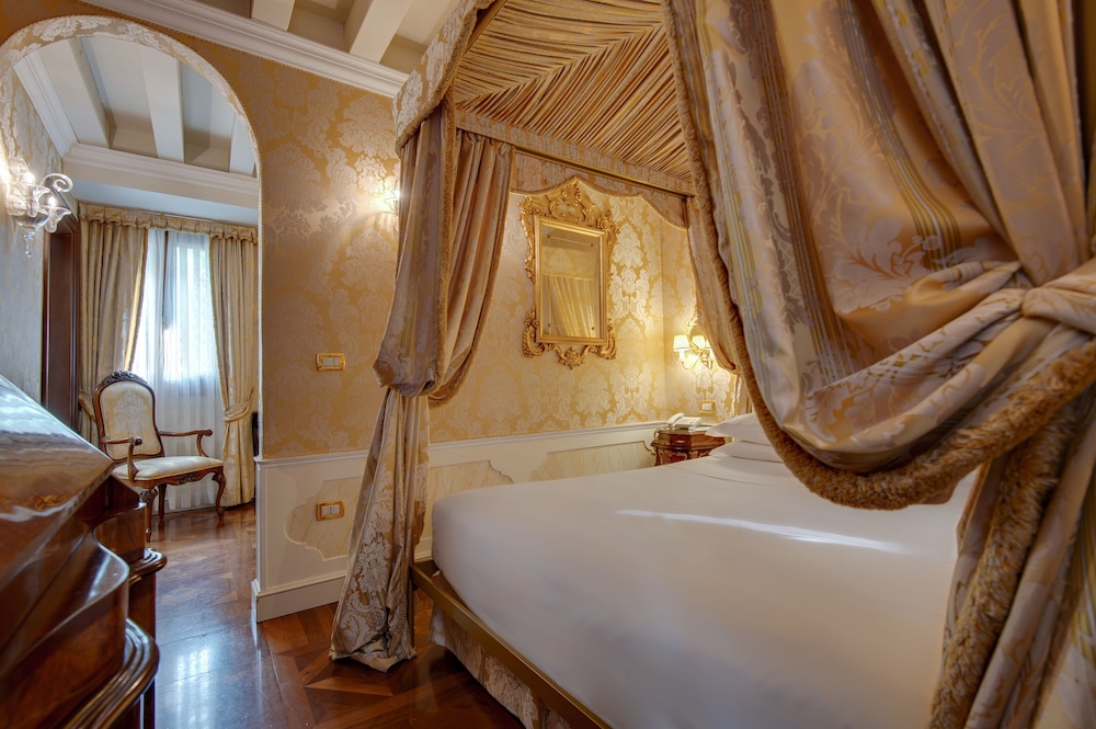 Hotel Canal Grande — Hotel rooms in Venice, Veneto