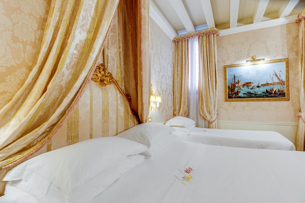 Hotel Canal Grande — Hotel rooms in Venice, Veneto