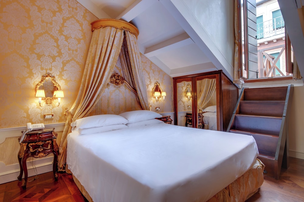 Hotel Canal Grande — Hotel rooms in Venice, Veneto