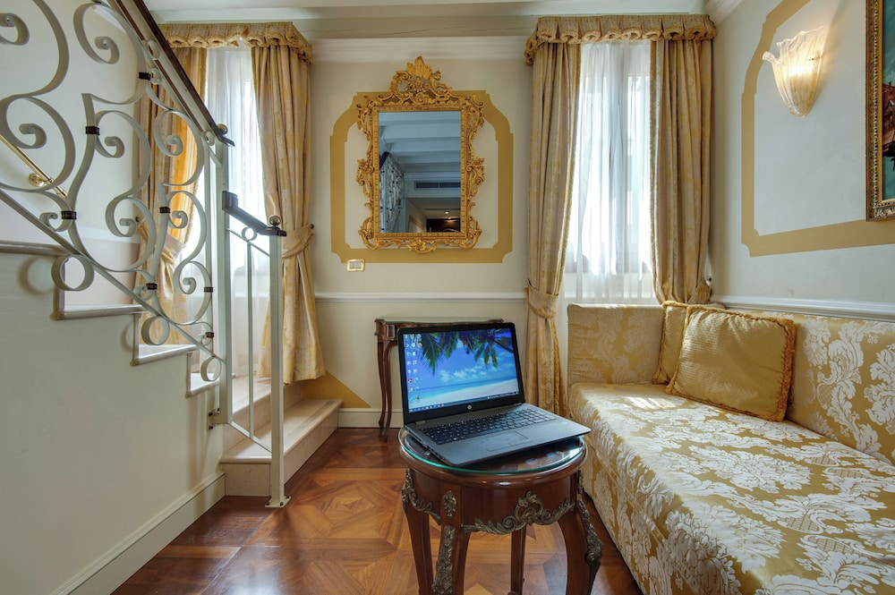 Hotel Canal Grande — Hotel rooms in Venice, Veneto