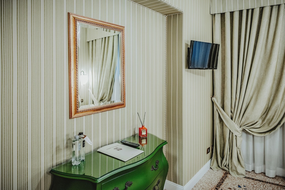 Hotel Giorgione — Hotel rooms in Venice, Veneto