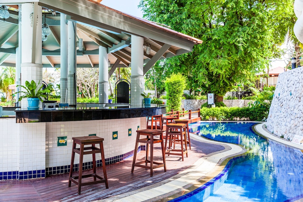 Cholchan Pattaya Beach Resort — Restaurant & bars in Pattaya, Chonburi
