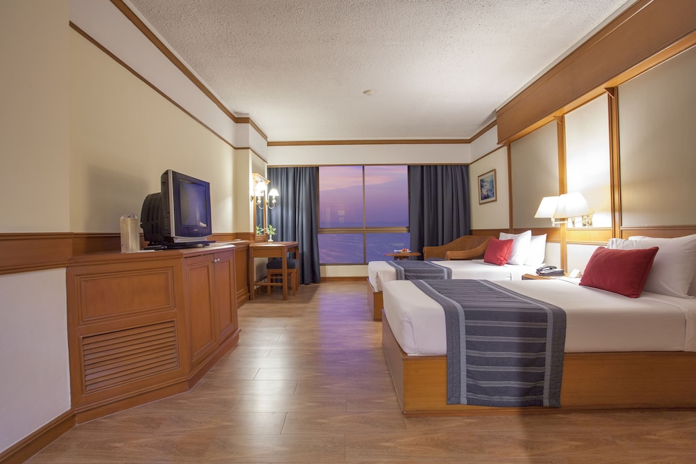 Cholchan Pattaya Beach Resort — Hotel rooms in Pattaya, Chonburi