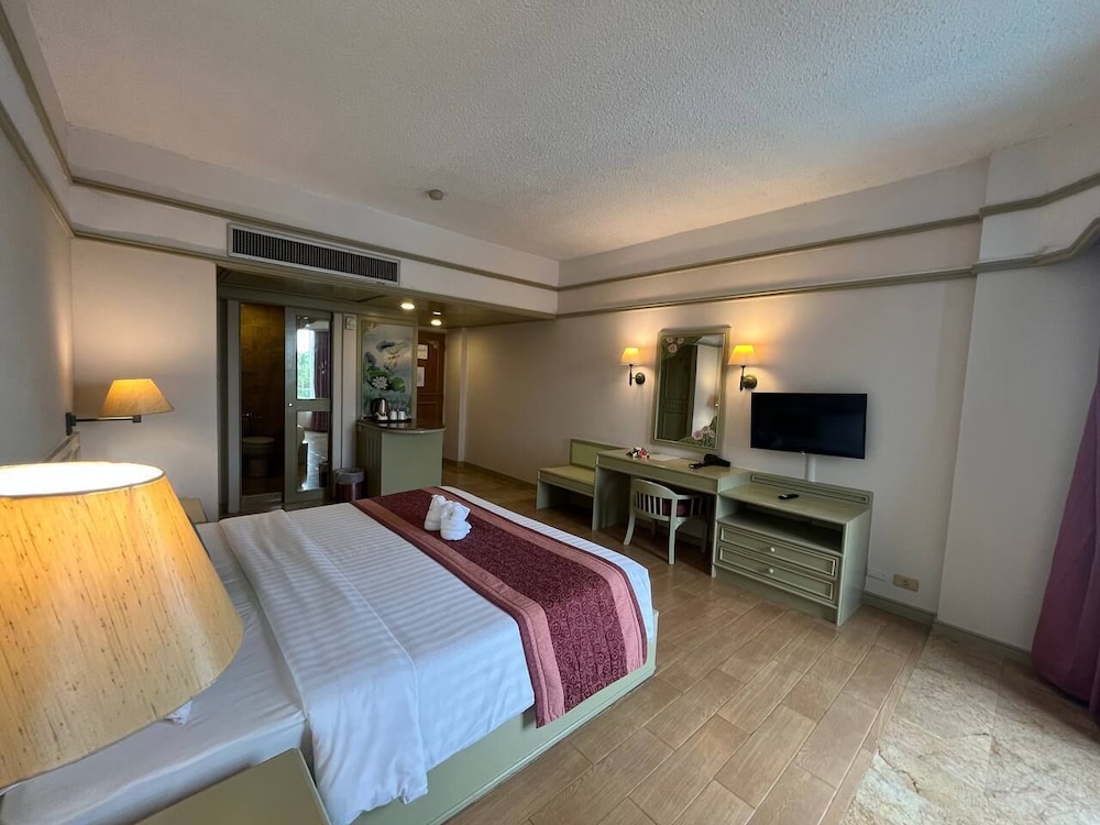 Cholchan Pattaya Beach Resort — Hotel rooms in Pattaya, Chonburi