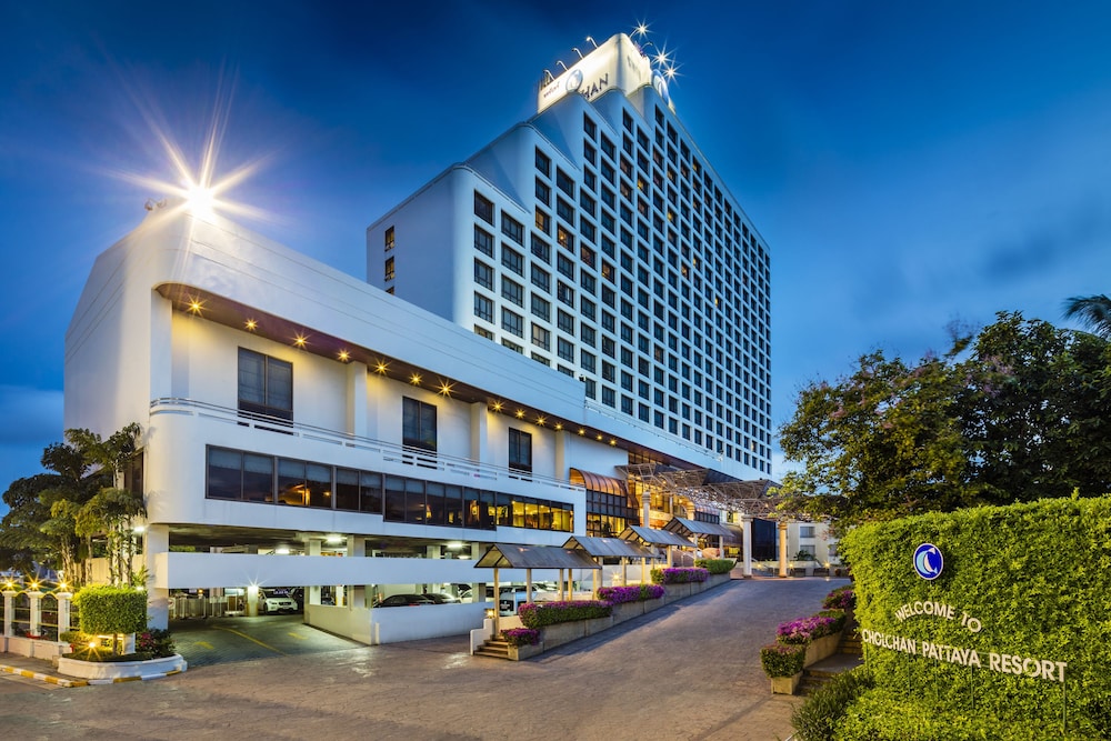 Cholchan Pattaya Beach Resort — Hotel building in Pattaya, Chonburi