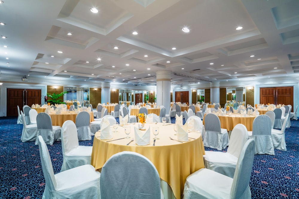 Cholchan Pattaya Beach Resort — Hotel building in Pattaya, Chonburi