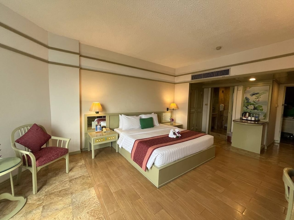 Cholchan Pattaya Beach Resort — Hotel rooms in Pattaya, Chonburi