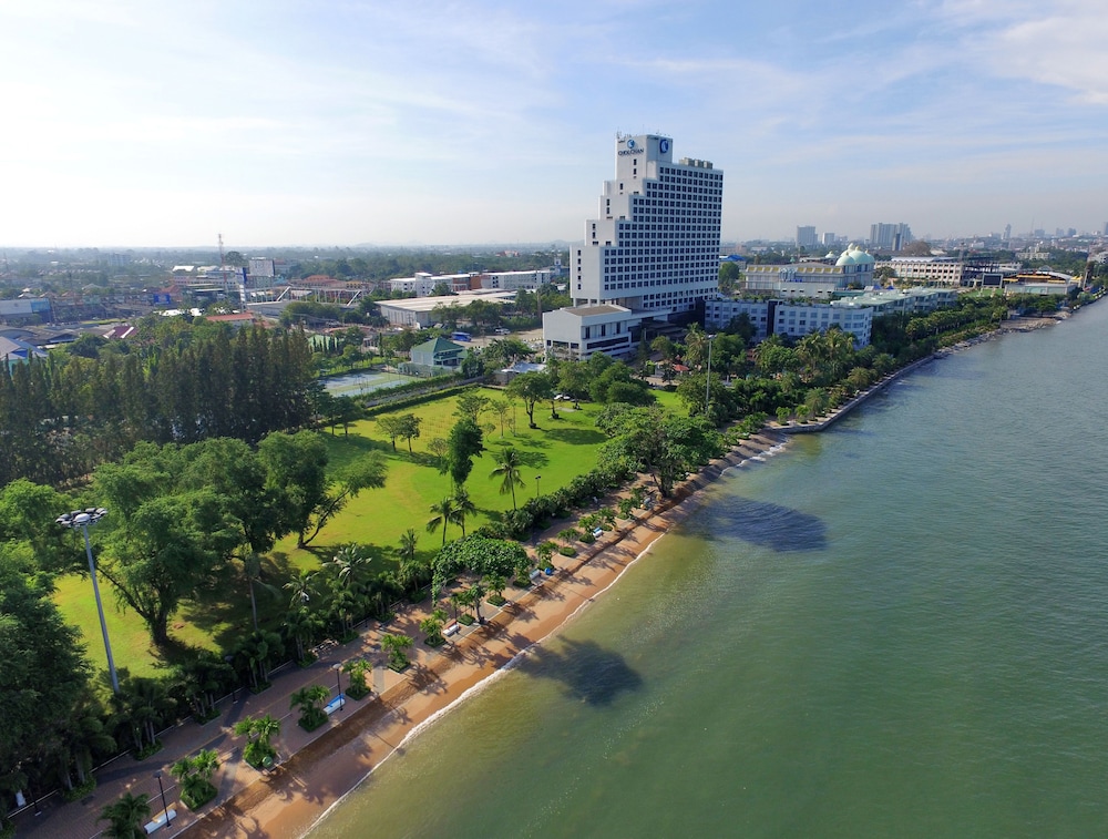 Cholchan Pattaya Beach Resort — Beach in Pattaya, Chonburi