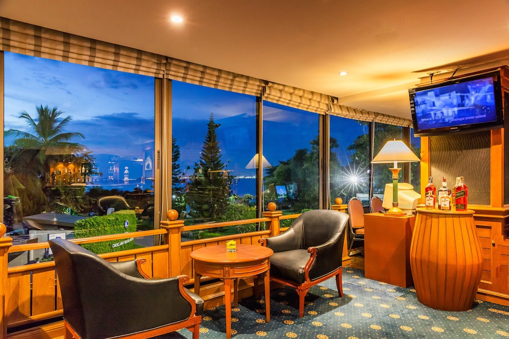 Cholchan Pattaya Beach Resort — Restaurant & bars in Pattaya, Chonburi