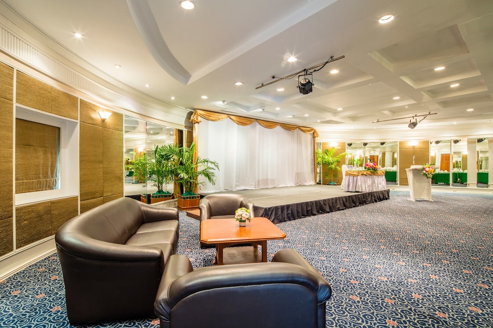 Cholchan Pattaya Beach Resort — Restaurant & bars in Pattaya, Chonburi