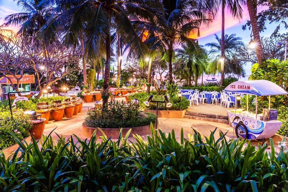 Cholchan Pattaya Beach Resort — Restaurant & bars in Pattaya, Chonburi