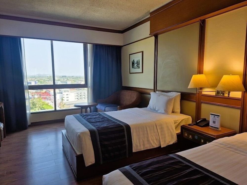 Cholchan Pattaya Beach Resort — Hotel rooms in Pattaya, Chonburi