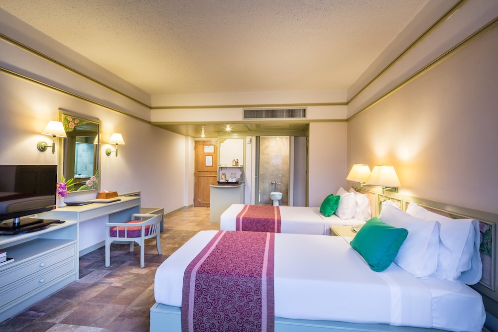 Cholchan Pattaya Beach Resort — Hotel rooms in Pattaya, Chonburi