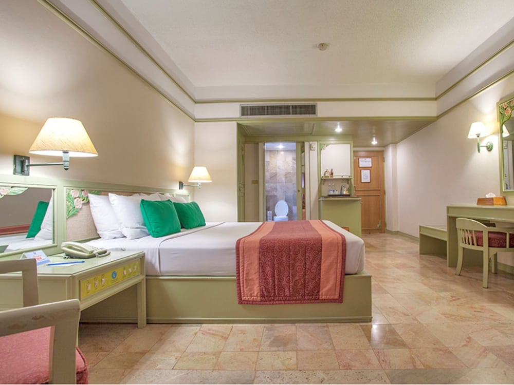 Cholchan Pattaya Beach Resort — Hotel rooms in Pattaya, Chonburi
