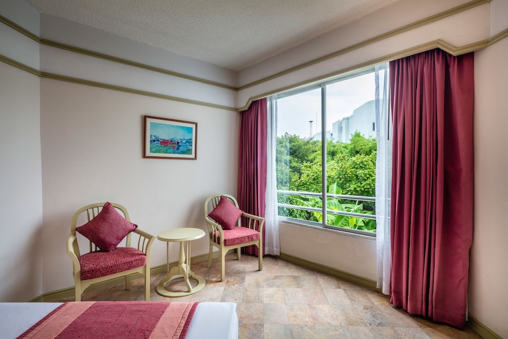 Cholchan Pattaya Beach Resort — Hotel rooms in Pattaya, Chonburi