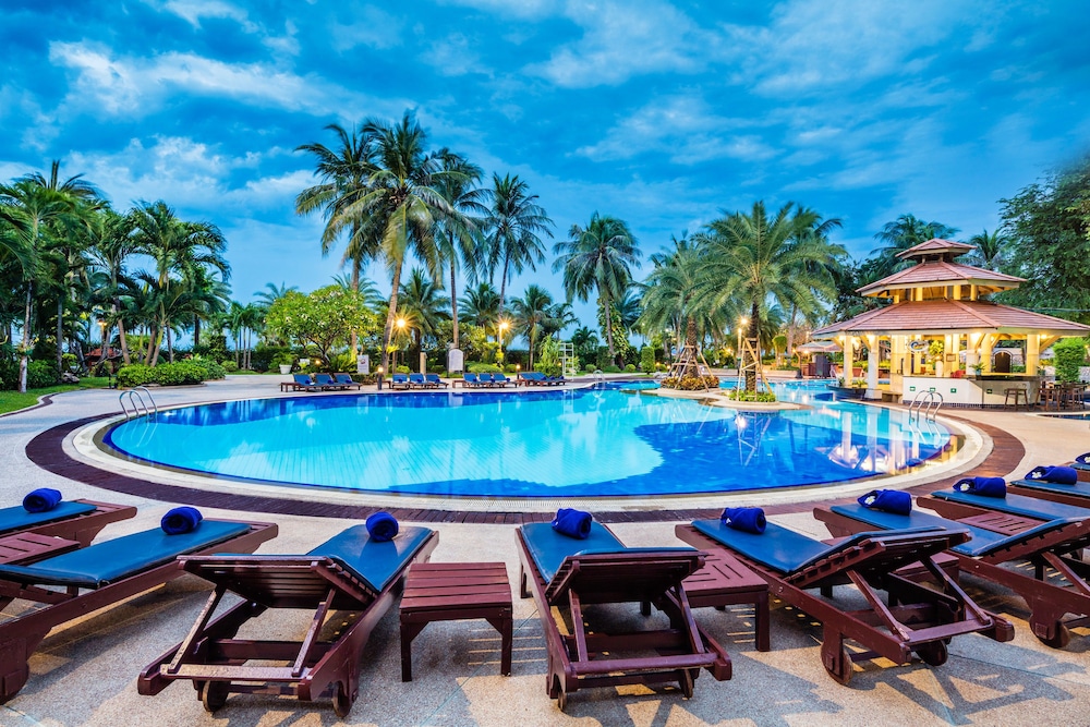Cholchan Pattaya Beach Resort — Swimming pool in Pattaya, Chonburi