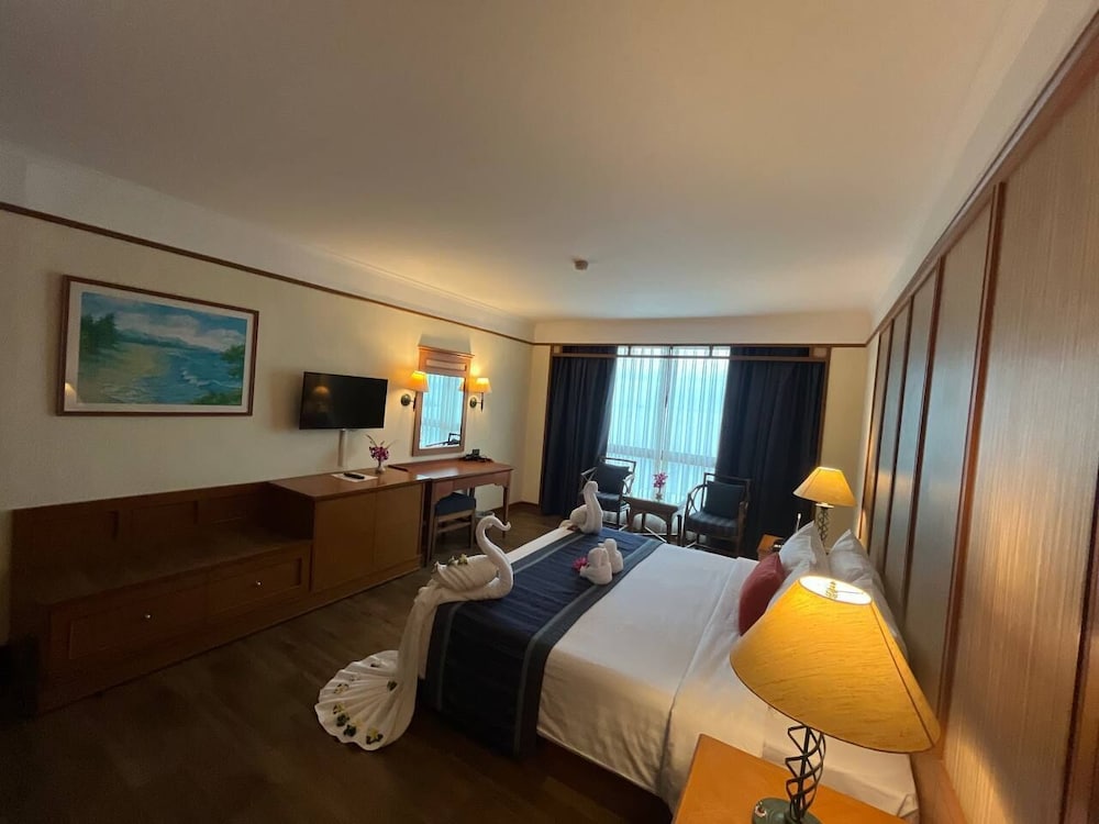 Cholchan Pattaya Beach Resort — Hotel rooms in Pattaya, Chonburi