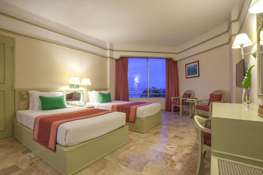 Cholchan Pattaya Beach Resort — Hotel rooms in Pattaya, Chonburi