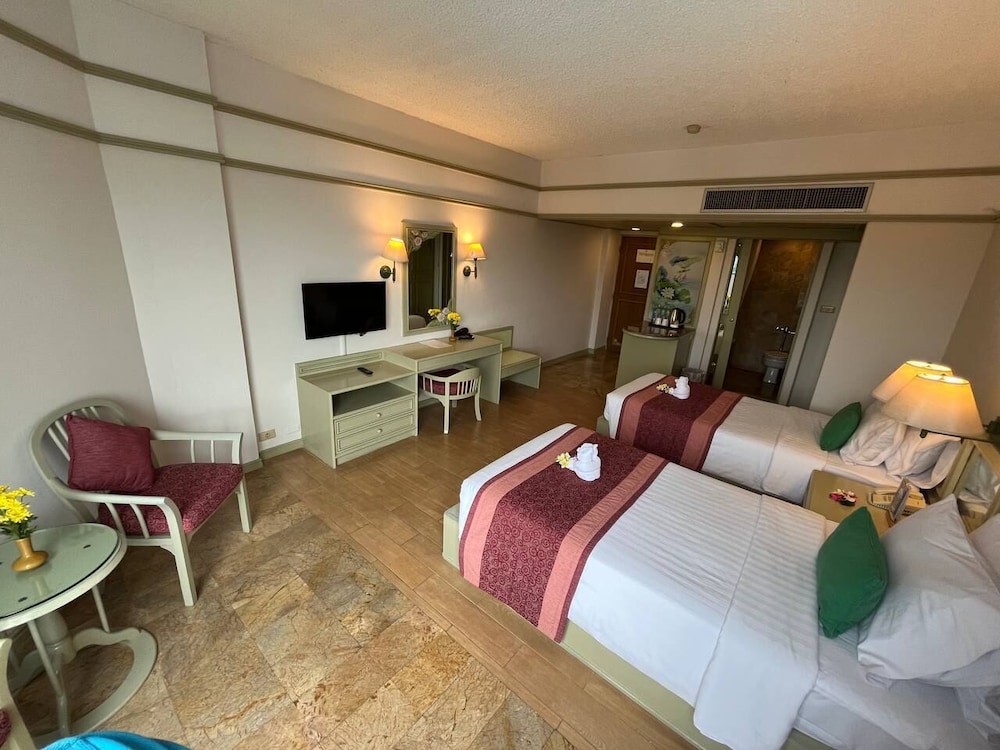 Cholchan Pattaya Beach Resort — Hotel rooms in Pattaya, Chonburi